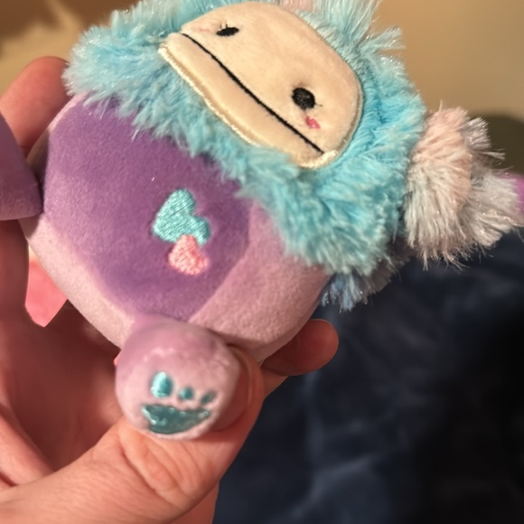 Eden the Bigfoot Valentine’s Day squishmallow clip NWT - Picture 6 of 6